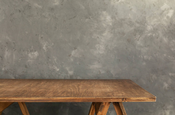 puinen pöytä tai pöytälevy lähellä betoniseinää tausta, paikka työvälineitä - Valokuva, kuva