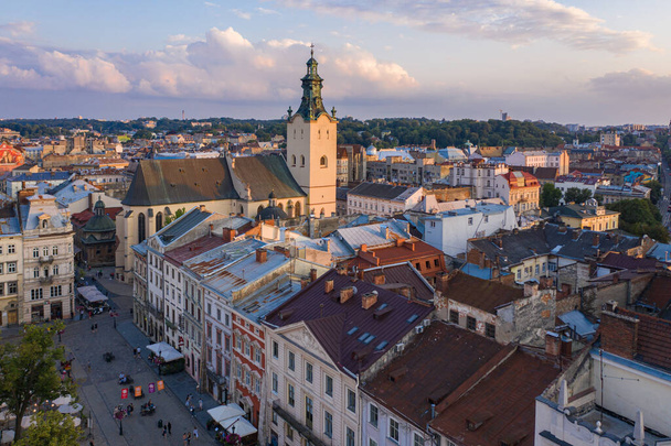 Lviv,ウクライナ- 2020年8月25日:ドローンからウクライナ・リヴィウのラテン大聖堂を見る - 写真・画像