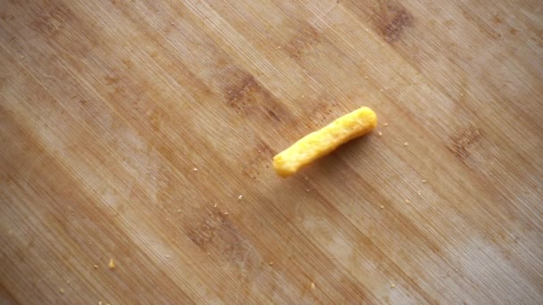 Deliciosas papas fritas cae sobre la mesa. Sobre un fondo de madera - Imágenes, Vídeo