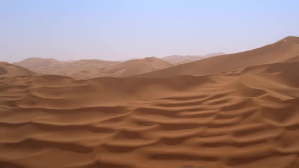 Escénica y amplia toma aérea de drones de áridas dunas de arena de sequía del desierto occidental de Gobi de Xinjiang Taklamakan. Seguimiento en cámara lenta hacia un paisaje extremo e ilimitado que representa el cambio climático - Metraje, vídeo