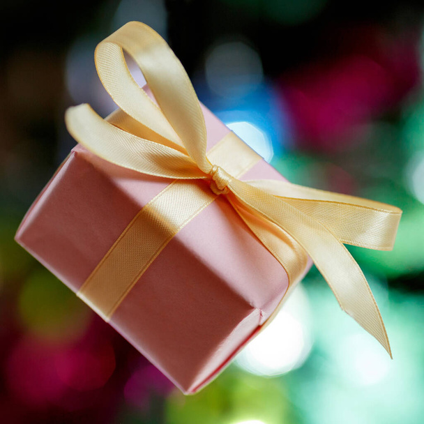 Подарункова коробка на різдвяному тлі з ялинкою. квадратне зображення
 - Фото, зображення