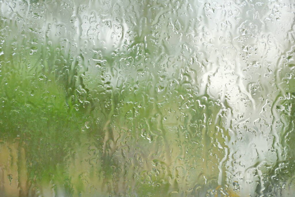 la lluvia fuera de la ventana. gotas de lluvia sobre vidrio primavera u otoño - Foto, imagen