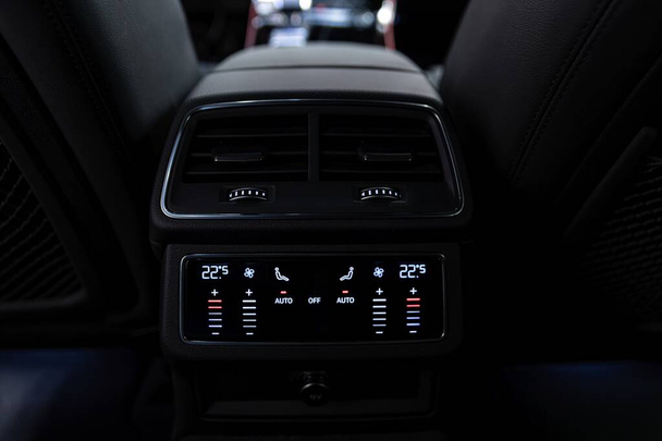 Panel de control de aire acondicionado del asiento trasero en coche moderno  - Foto, imagen