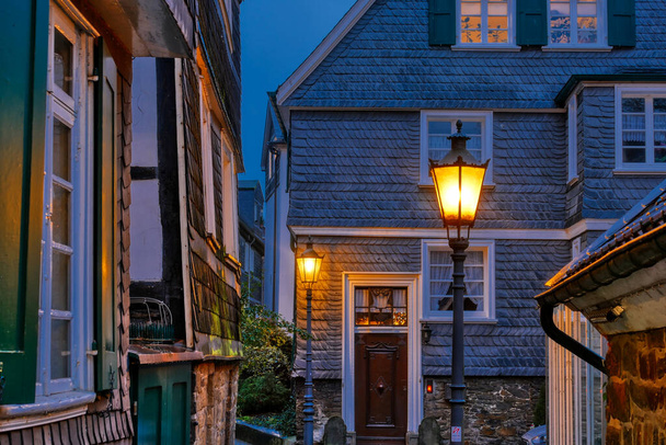 Lampy uliczne i domy w historycznym centrum Velbert Langenberg - Zdjęcie, obraz
