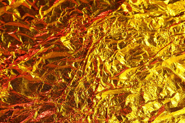 αφηρημένη υφή μεταλλικό φύλλο αλουμινίου χρυσό κίτρινο και κόκκινο χρώμα - Φωτογραφία, εικόνα