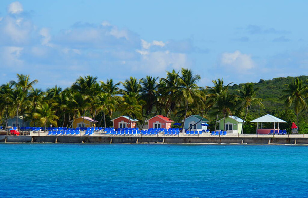 die Fernsicht von Liegestühlen vor bunten Bungalows auf der Insel der Prinzessinnen Cays, Bahamas - Foto, Bild