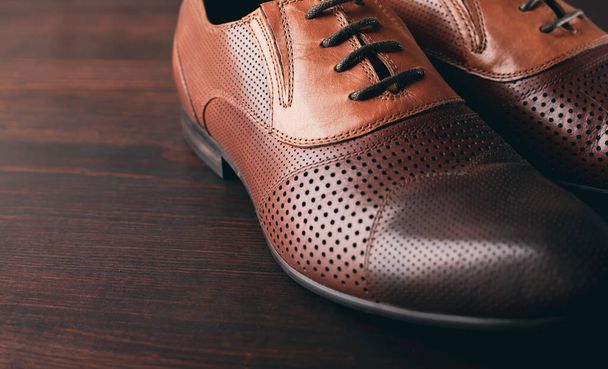 Mens brown shoes on wooden background - Φωτογραφία, εικόνα