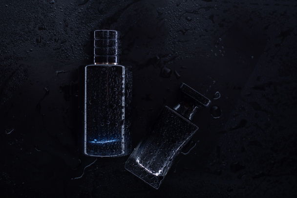 Dois perfumes pretos em um fundo escuro - Foto, Imagem