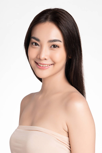 Gyönyörű fiatal ázsiai nő tiszta friss bőr fehér háttér, Arcápolás, Arckezelés, Kozmetológia, szépség és spa, ázsiai nők portré - Fotó, kép