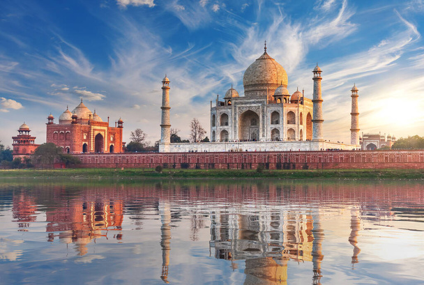 Taj Mahal o zachodzie słońca, widok z tyłu z rzeki Yamuna, Agra, Indie - Zdjęcie, obraz