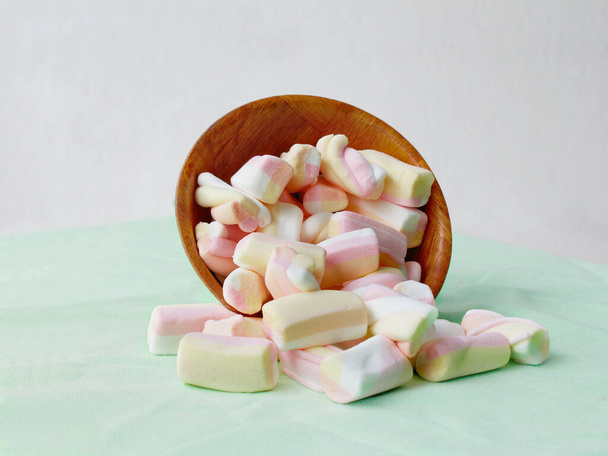 Marshmallows Πολύχρωμα στριμμένα marshmallows Κλειστό από Marshmallows υφή και μοτίβο. Μαλακή εστίαση - Φωτογραφία, εικόνα