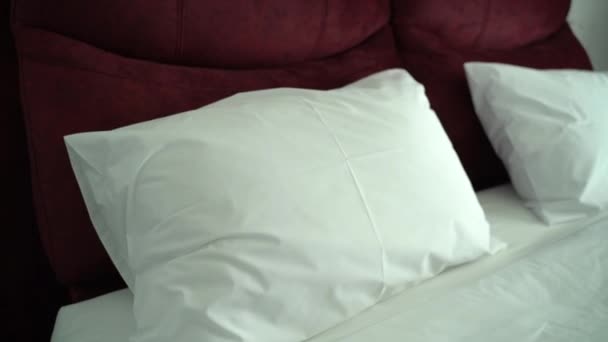 des images d'oreillers sur le lit de l'hôtel de la chambre - Séquence, vidéo