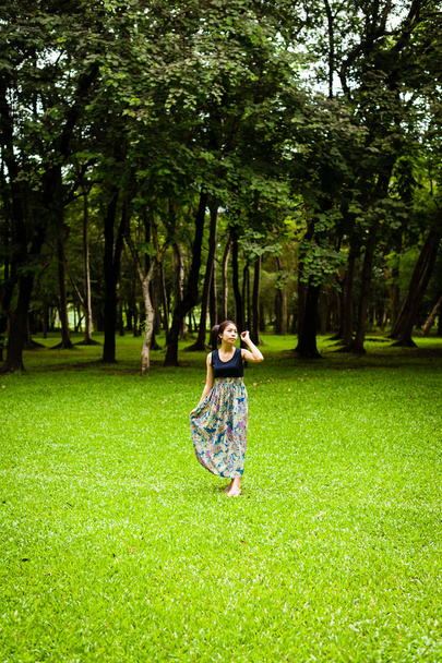 portre kadın Asyalı kız bahçede - Fotoğraf, Görsel