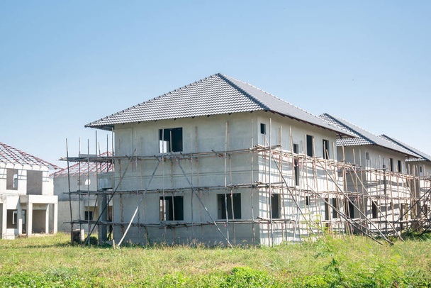 Bau eines neuen Wohnhauses aus Fertigungsanlage auf Baustelle im Gange - Foto, Bild