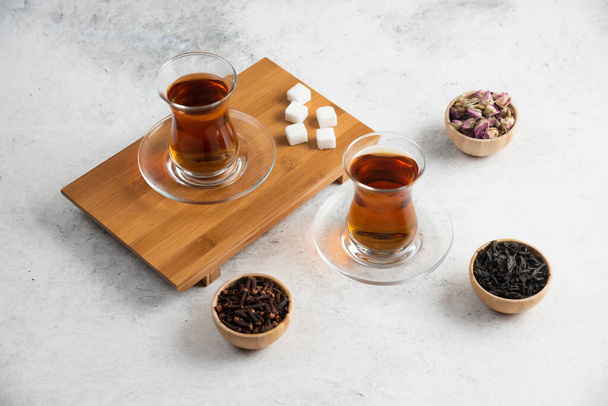 Tazas de té con azúcar en una tabla de madera - Foto, imagen