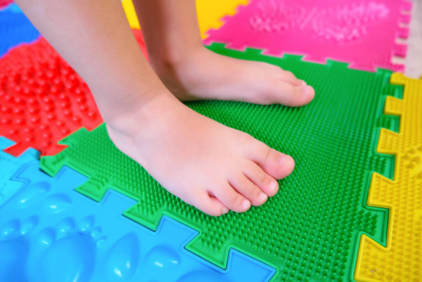 childrens feet on orthopedic mats, prevention of flat feet. - Foto, Imagem