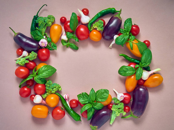 Keret a különböző zöldségek a háttérben, felső nézet. Bioélelmiszerek kerete szöveges szöveggel. - Fotó, kép