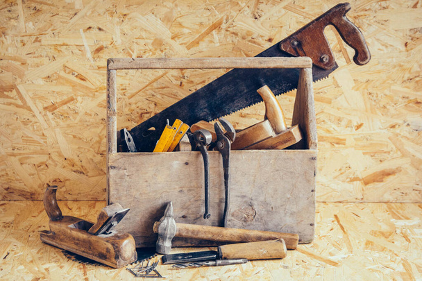 Vanha puinen työkalupakki täynnä työkaluja. Vanhat puusepäntyökalut. Asetelma. - Valokuva, kuva