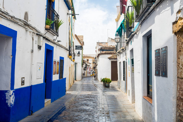 Cordobassa, Espanjassa. 14. elokuuta 2020: näkymät Cordoban kaupungin värikkäille kaduille, Espanja - Valokuva, kuva