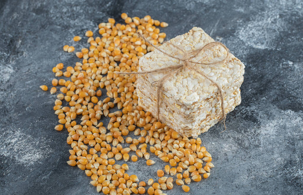 Knapperig brood in touw met ongekookte popcorn zaden - Foto, afbeelding