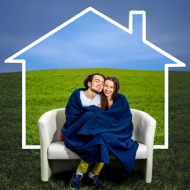 Jovem casal sonhando com nova casa sentada no sofá no th
 - Foto, Imagem