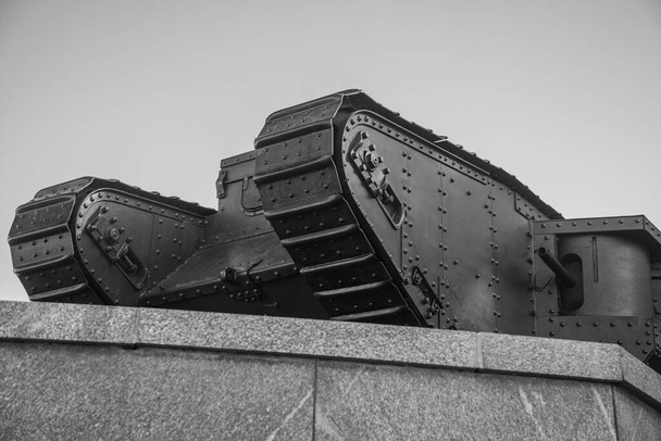 Oude strijdtank als monument - Foto, afbeelding