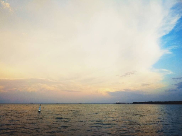 Υπέροχα τρυφερά χρώματα πάνω από τη Μαύρη Θάλασσα, φυσικό υπόβαθρο, μαγικά μοτίβα στον ουρανό  - Φωτογραφία, εικόνα