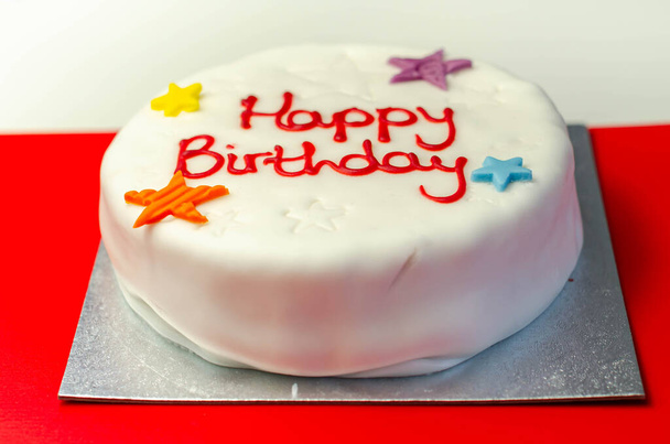 Happy Birthday Cake, Sponge ciasto warstwowe ze słodkim lukrem i dżemem malinowym, ozdobione miękkimi dekoracjami oblodzenia, uroczystości - Zdjęcie, obraz