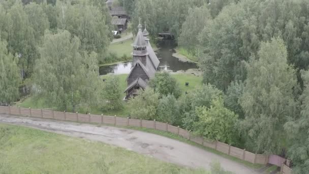 Oroszország, Kosztroma. Kosztroma Szloboda. Hagyományos orosz házak és templomok. 4K - Felvétel, videó