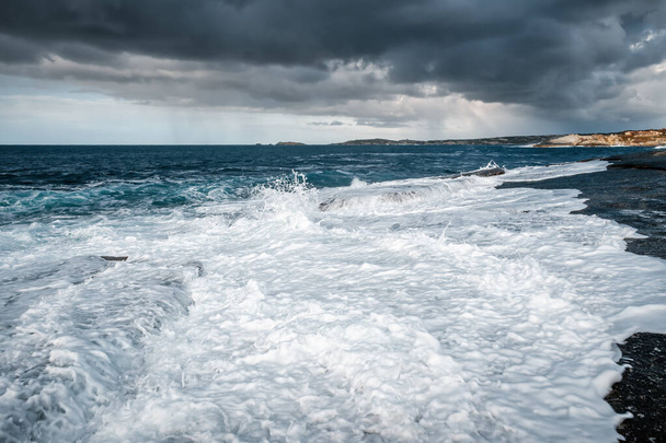 Mares ásperos de la tormenta Bella desembocan en la costa rocosa del Mediterráneo en Punta Caldanu en la región de Balagne de Córcega - Foto, Imagen