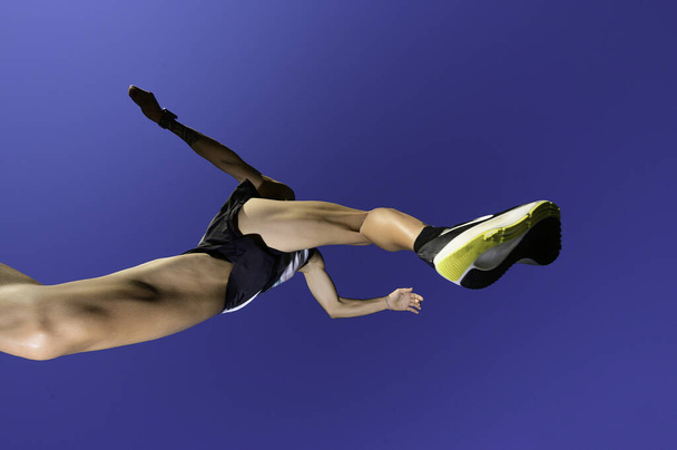 biegacz skacze przeszkodą podczas wyścigu - Zdjęcie, obraz
