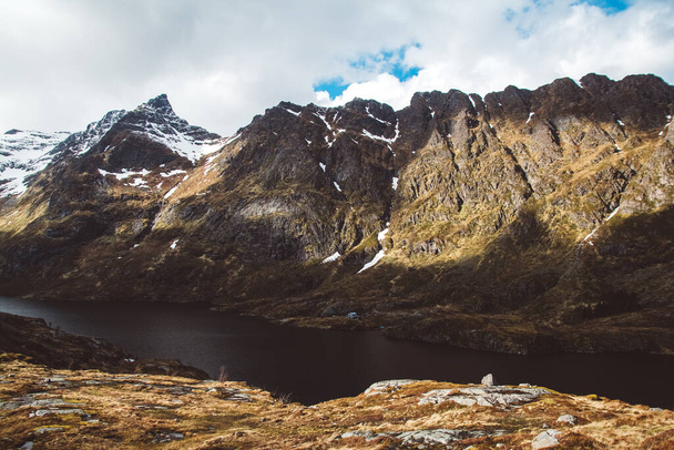 Νορβηγία βουνό στα νησιά Lofoten. Φυσικό σκανδιναβικό τοπίο. Τόπος για κείμενο ή διαφήμιση. - Φωτογραφία, εικόνα