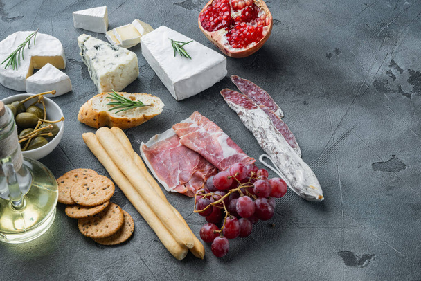 Snacks espagnols, fromage à viande, ensemble d'herbes, sur fond gris avec espace de copie pour le texte - Photo, image
