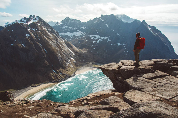 Man staan op klif rand alleen genieten van luchtfoto backpacken levensstijl reizen avontuur buiten vakanties. - Foto, afbeelding