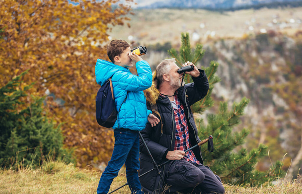 Padre con hijo caminando en la naturaleza - Foto, Imagen