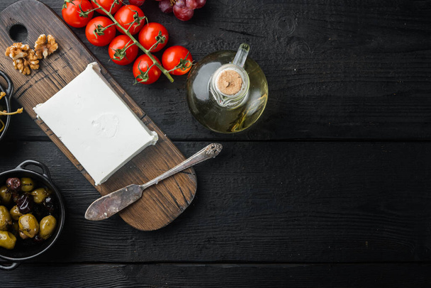 Formaggio feta insalata greca ingrediente, su tavolo di legno nero, posa piatta con spazio copia per il testo - Foto, immagini