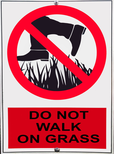Não ande na placa do sinal da grama. - Foto, Imagem