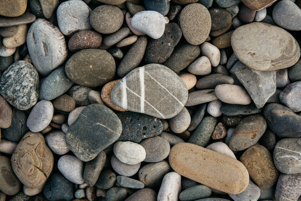 Modèle de gravier de pierres colorées. Nature abstraite fond de cailloux. Fond en pierre. Plage de galets de mer. - Photo, image