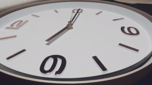 Movimiento de lapso de tiempo del reloj analógico de esfera blanca - Imágenes, Vídeo