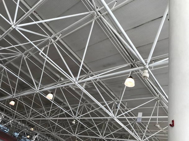 Tubos de treliça pintados a óleo para um aeroporto comercial ou de transportes públicos e construção ferroviária estrutura de aço telhado treliça teto arquitetura - Foto, Imagem