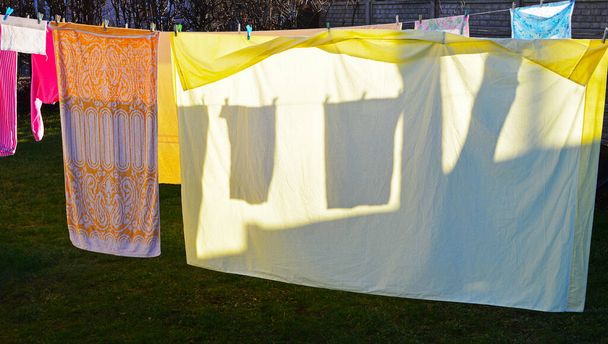 Secado de ropa en una soleada mañana de otoño - Foto, Imagen