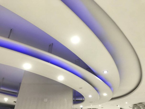 Μπλε τόξο Κύκλος ή καμπύλη γύψο διακοσμητικά ψευδοροφή εσωτερικούς χώρους για ένα διεθνές αεροδρόμιο - Φωτογραφία, εικόνα