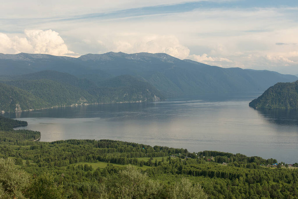 Lake Teletskoye with calm water on a summer day - Foto, Bild