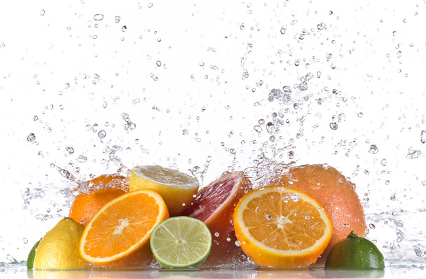 fruta com respingo de água
 - Foto, Imagem