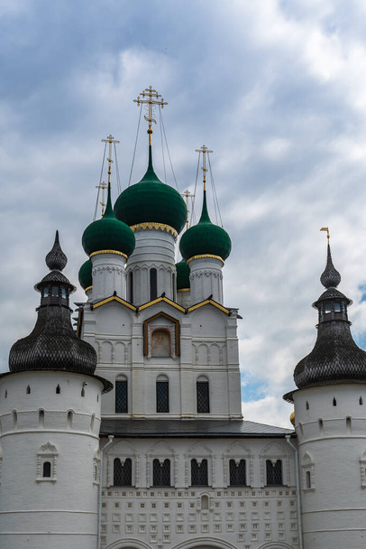 Russia, Rostov, July 2020. Watchtowers and domes of churches against the background of the cloudy sky. - Foto, afbeelding