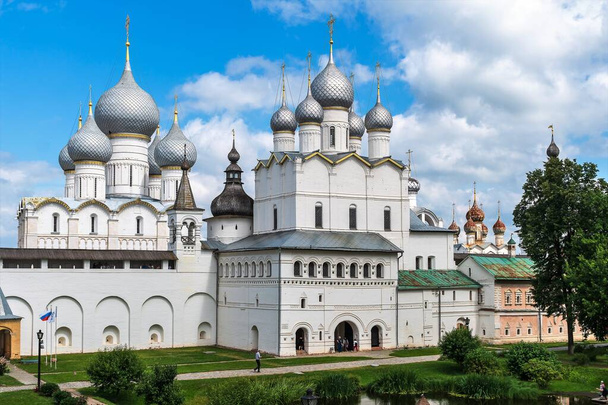 Russia, Rostov, July 2020. The architectural ensemble of the Rostov Kremlin on a sunny summer day. - Zdjęcie, obraz