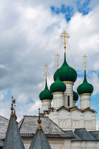 Russia, Rostov, July 2020. Crosses and domes of an ancient cathedral against the sky. - Foto, afbeelding