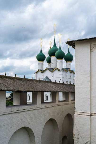 Russia, Rostov, July 2020. Covered gallery of the fortress wall and domes of cathedrals. - Φωτογραφία, εικόνα