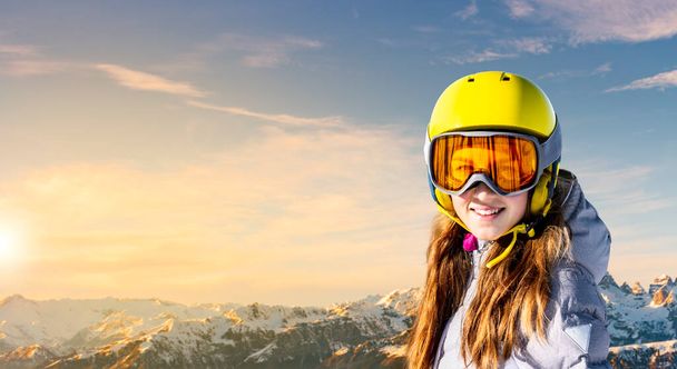 Enfants heureux avec casque et lunettes sur les pistes de ski - Photo, image