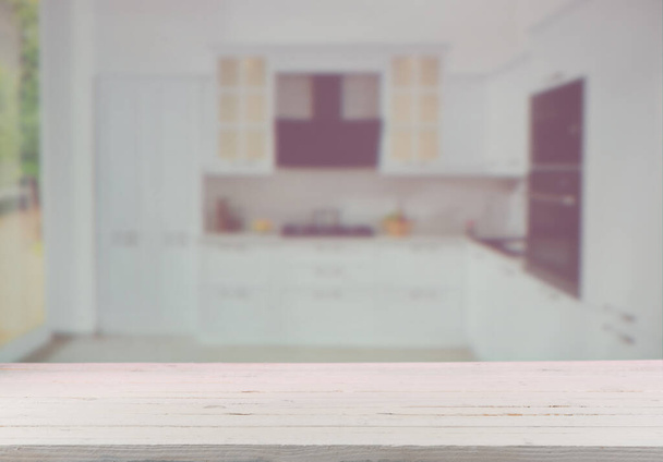 Bovenaanzicht witte tafel achtergrond is keuken - Foto, afbeelding